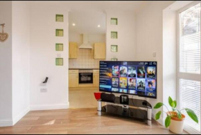 Spacious 2BDR Apartment, WIFI+ Great TV, Romford